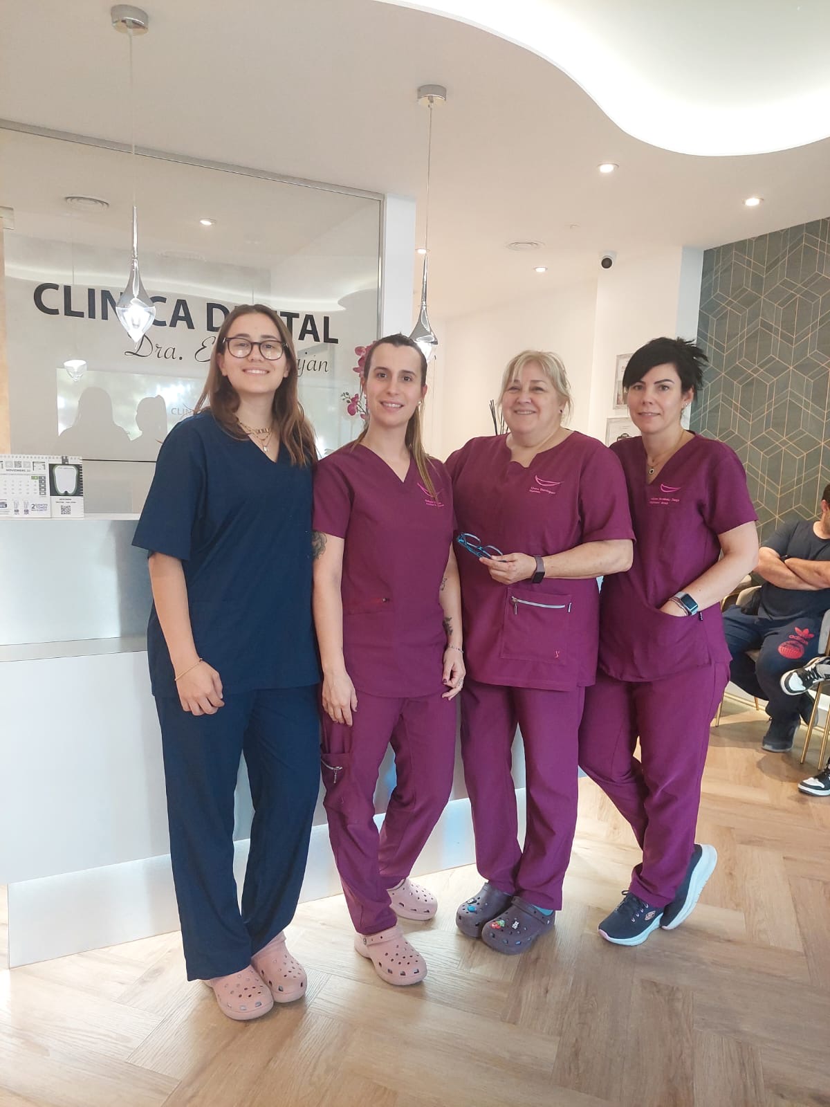 NUESTRO EQUIPO DE PROFESIONALES REALIZÓ EN NUESTRAS INSTALACIONES UN CURSO DE ACTUALIZACIÓN DE CONOCIMIENTOS SOBRE ADITAMENTOS EN IMPLANTOLOGÍA IMPARTIDO POR NUESTRO PROVEEDOR DE IMPLANTES TICARE.  CLINICA DENTAL MAJAN ESTÁ A LA VANGUARDIA EN TRATAMIENTOS DE IMPLANTOLOGÍA CON UNA FORMACIÓN CONTINÚA EN LAS ÚLTIMAS TENDENCIAS APARECIDAS EN EL SECTOR.  Nuestra formación, experiencia y obsesión de hacer bien las cosas se ven reflejadas en la satisfacción de todos nuestros pacientes que nos han dado su confianza durante más de 30 años. Nuestros centro dental cuenta con un equipo médico de dentistas formado en las mejores universidades del país con los últimos avances en implantología bucal y ortodoncia. Podemos darle la total garantía de que todos los doctores de nuestra clínica dental son españoles, con sus acreditaciones en regla y la suficiente estabilidad laboral para prestar la máxima atención a las personas que atienden.  En nuestra clínica dental de Móstoles disponemos de las últimas novedades del mercado en el ámbito de los tratamientos dentales, como también de los más novedosos sistemas quirúrgicos dentales que son aplicados por dentistas odontólogos titulados con muchísima experiencia en el ámbito de la odontología y que satisfarán completamente las expectativas de nuestros pacientes clientes, ya sea desde el punto de vista de la estética dental, como de la calidad y durabilidad de los materiales e incluso en las tarifas o precios.