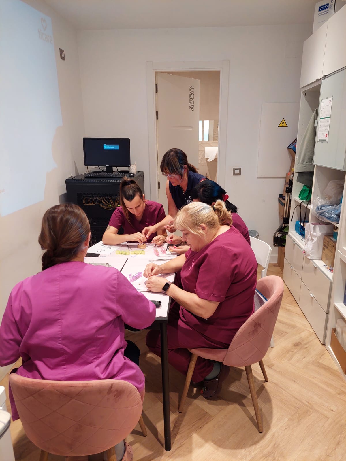 NUESTRO EQUIPO DE PROFESIONALES REALIZÓ EN NUESTRAS INSTALACIONES UN CURSO DE ACTUALIZACIÓN DE CONOCIMIENTOS SOBRE ADITAMENTOS EN IMPLANTOLOGÍA IMPARTIDO POR NUESTRO PROVEEDOR DE IMPLANTES TICARE.  CLINICA DENTAL MAJAN ESTÁ A LA VANGUARDIA EN TRATAMIENTOS DE IMPLANTOLOGÍA CON UNA FORMACIÓN CONTINÚA EN LAS ÚLTIMAS TENDENCIAS APARECIDAS EN EL SECTOR.  Nuestra formación, experiencia y obsesión de hacer bien las cosas se ven reflejadas en la satisfacción de todos nuestros pacientes que nos han dado su confianza durante más de 30 años. Nuestros centro dental cuenta con un equipo médico de dentistas formado en las mejores universidades del país con los últimos avances en implantología bucal y ortodoncia. Podemos darle la total garantía de que todos los doctores de nuestra clínica dental son españoles, con sus acreditaciones en regla y la suficiente estabilidad laboral para prestar la máxima atención a las personas que atienden.  En nuestra clínica dental de Móstoles disponemos de las últimas novedades del mercado en el ámbito de los tratamientos dentales, como también de los más novedosos sistemas quirúrgicos dentales que son aplicados por dentistas odontólogos titulados con muchísima experiencia en el ámbito de la odontología y que satisfarán completamente las expectativas de nuestros pacientes clientes, ya sea desde el punto de vista de la estética dental, como de la calidad y durabilidad de los materiales e incluso en las tarifas o precios.