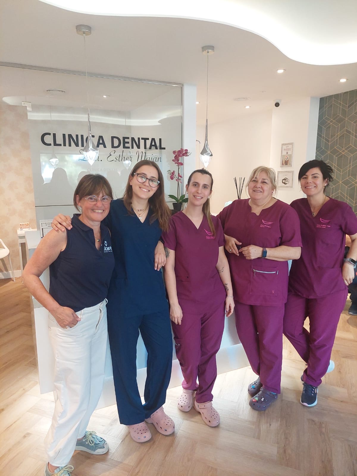 NUESTRO EQUIPO DE PROFESIONALES REALIZÓ EN NUESTRAS INSTALACIONES UN CURSO DE ACTUALIZACIÓN DE CONOCIMIENTOS SOBRE ADITAMENTOS EN IMPLANTOLOGÍA IMPARTIDO POR NUESTRO PROVEEDOR DE IMPLANTES TICARE.  CLINICA DENTAL MAJAN ESTÁ A LA VANGUARDIA EN TRATAMIENTOS DE IMPLANTOLOGÍA CON UNA FORMACIÓN CONTINÚA EN LAS ÚLTIMAS TENDENCIAS APARECIDAS EN EL SECTOR.  Nuestra formación, experiencia y obsesión de hacer bien las cosas se ven reflejadas en la satisfacción de todos nuestros pacientes que nos han dado su confianza durante más de 30 años. Nuestros centro dental cuenta con un equipo médico de dentistas formado en las mejores universidades del país con los últimos avances en implantología bucal y ortodoncia. Podemos darle la total garantía de que todos los doctores de nuestra clínica dental son españoles, con sus acreditaciones en regla y la suficiente estabilidad laboral para prestar la máxima atención a las personas que atienden.  En nuestra clínica dental de Móstoles disponemos de las últimas novedades del mercado en el ámbito de los tratamientos dentales, como también de los más novedosos sistemas quirúrgicos dentales que son aplicados por dentistas odontólogos titulados con muchísima experiencia en el ámbito de la odontología y que satisfarán completamente las expectativas de nuestros pacientes clientes, ya sea desde el punto de vista de la estética dental, como de la calidad y durabilidad de los materiales e incluso en las tarifas o precios.